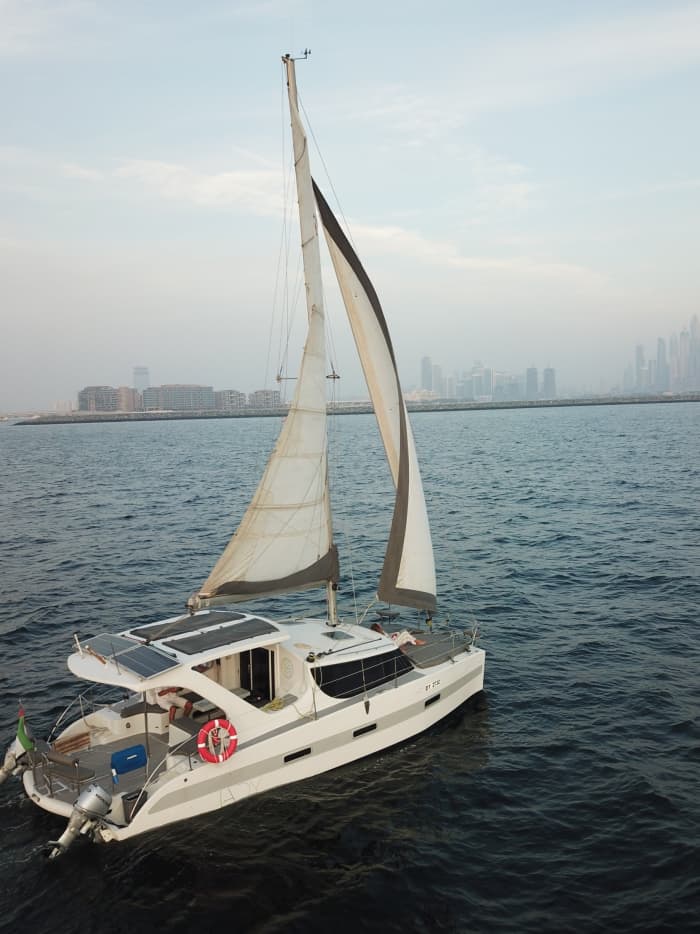 Entspannung in Dubai: 9 Stunden Sonne auf einem Segelboot