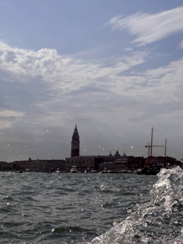 2 Stunden 45 Minuten pures mediterranes Glück: Tauchen Sie ein ins Blau und entdecken Sie Venedig vom Wasser aus.