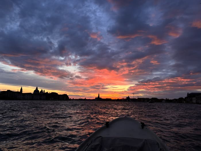 2 Stunden 45 Minuten pures mediterranes Glück: Tauchen Sie ein ins Blau und entdecken Sie Venedig vom Wasser aus.