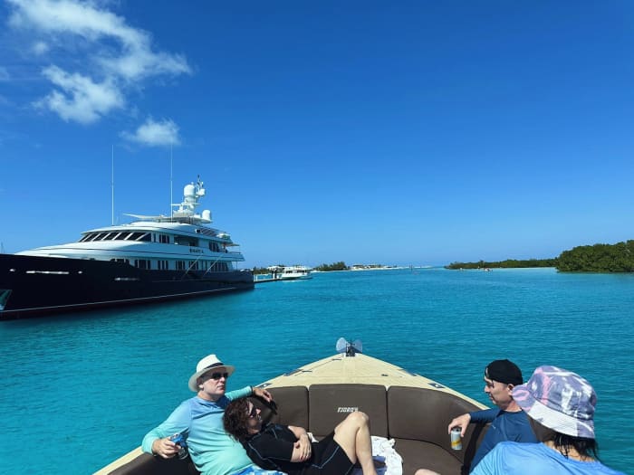 Entdecken Sie die Küste von Providenciales: Ein kompletter Tagesausflug an Bord eines Motorboots
