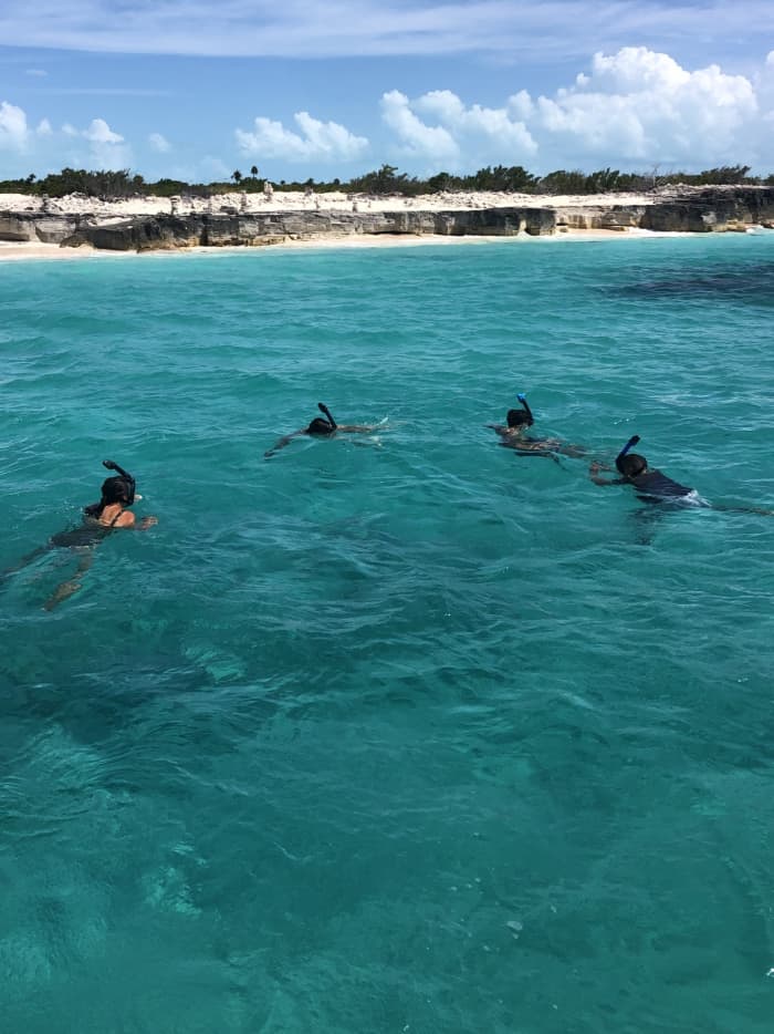 Entdecken Sie die Küste von Providenciales: Ein kompletter Tagesausflug an Bord eines Motorboots