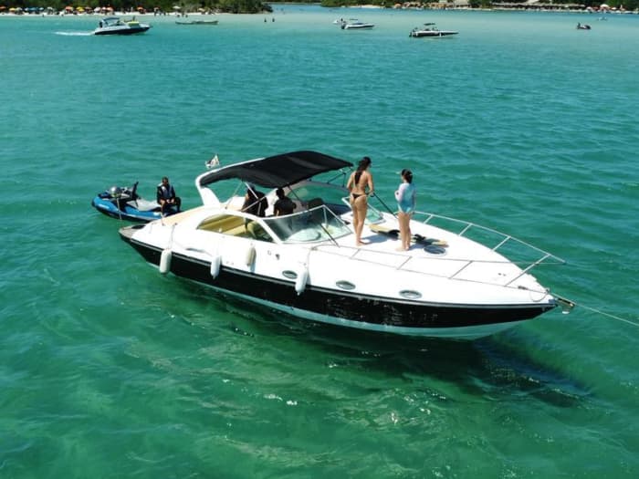 O melhor de Cabo Frio está na água: Seu dia inteiro privativo em uma lancha.