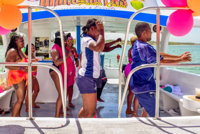 Private Katamaran-Tour in Punta Cana: Party mit Alkohol und Schnorcheln