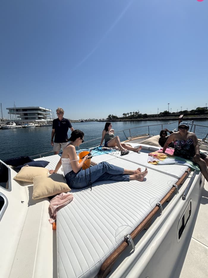 Segeln Sie 4 Stunden lang auf einem klassischen Motorboot in der Bucht von Valencia