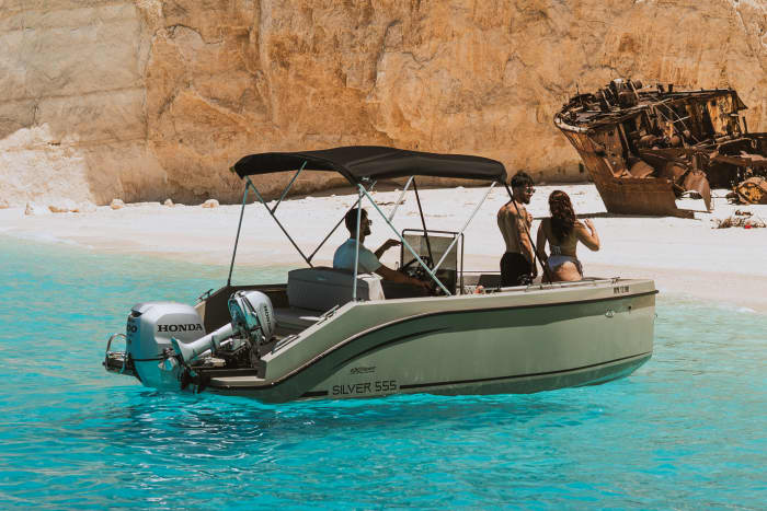 Half Day Private Cruise North: Shipwreck and Blue Caves