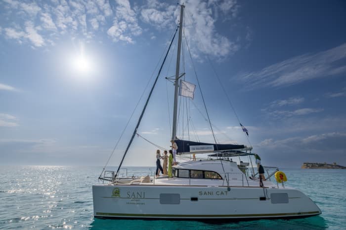 Maak een zeiltocht van 8 uur rond Mallorca op een catamaran.