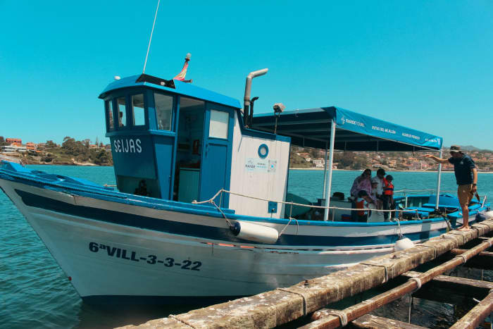 Spend 8h on the warm waters of A Pobra do Caramiñal