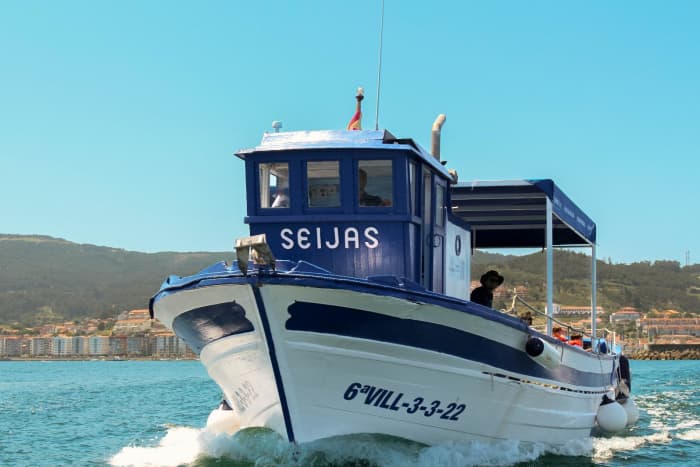 Spend 8h on the warm waters of A Pobra do Caramiñal