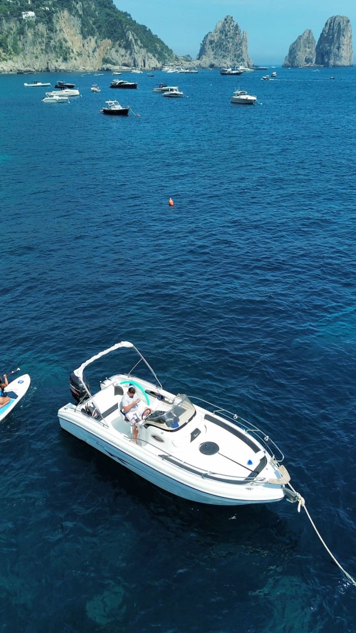 Capri-Rundreise – Im Blau des kristallklaren Wassers und zur Entdeckung verborgener Höhlen