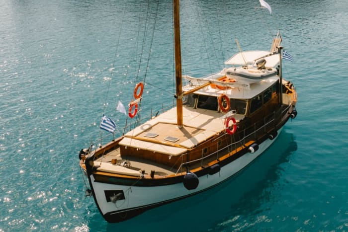 Enjoy 6h on a traditional yacht to explore Porto Cheli & Spetses
