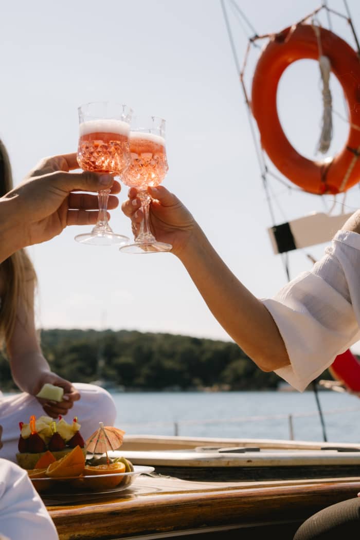 Enjoy 6h on a traditional yacht to explore Porto Cheli & Spetses