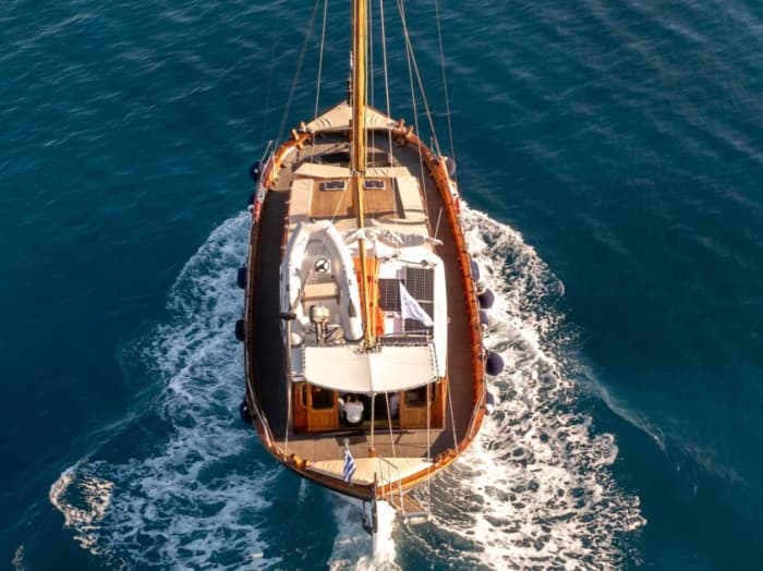 Enjoy 6h on a traditional yacht to explore Porto Cheli & Spetses