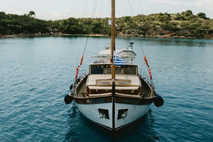 Enjoy 6h on a traditional yacht to explore Porto Cheli & Spetses