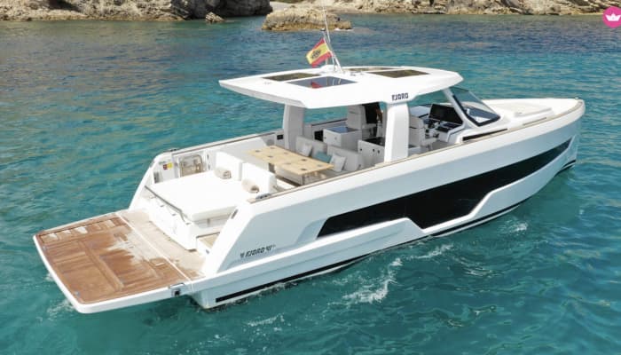 Beleef een onvergetelijke boottocht op Ibiza aan boord van een gloednieuwe Fjord 41 XL.