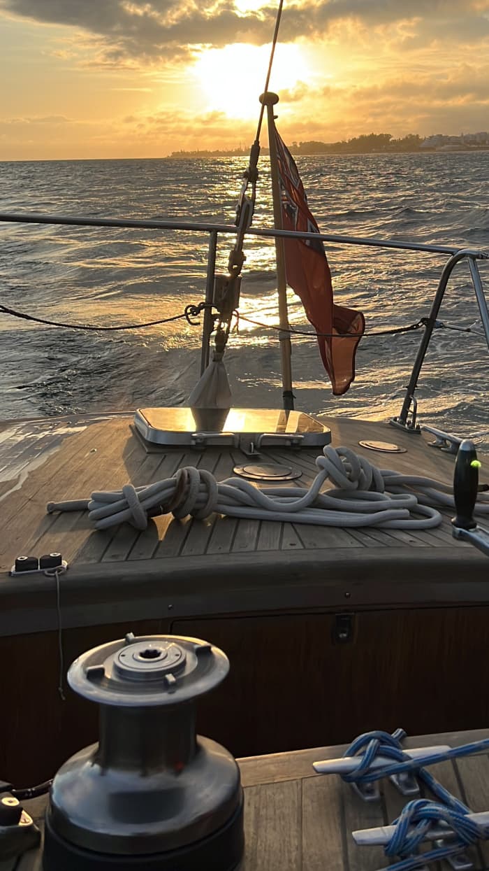 Zeilen bij zonsondergang - Gouden uur op zee