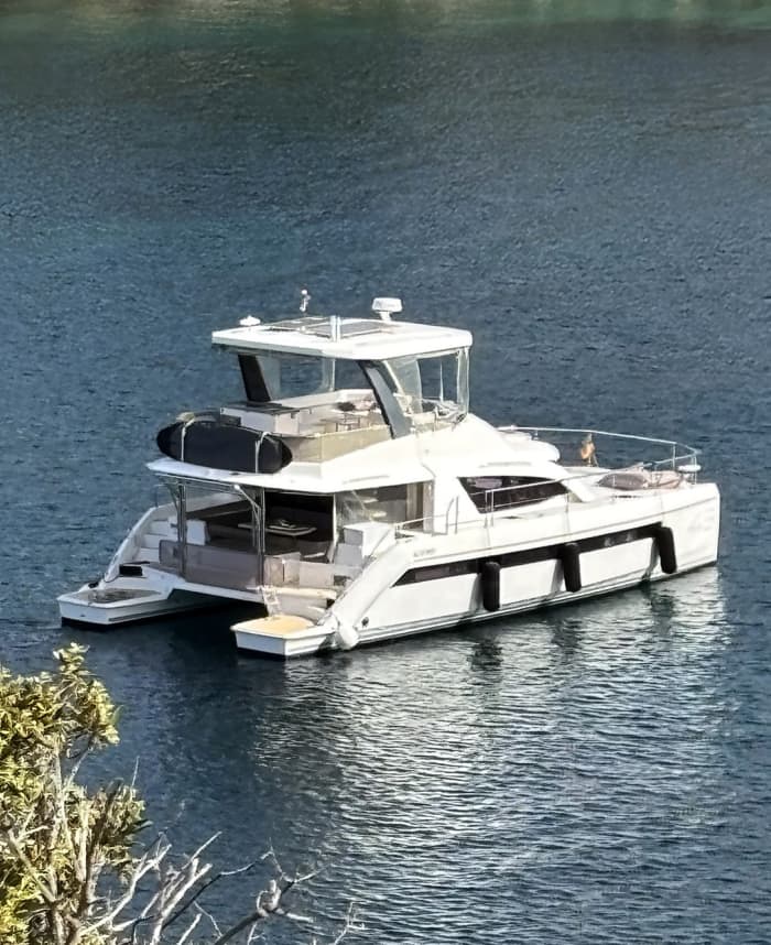 Beleef de magie van de Hyères-eilanden aan boord van onze catamaran!