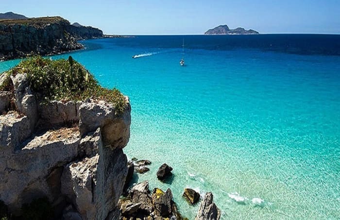Explora Trapani y disfruta de un día completo de navegación a vela.