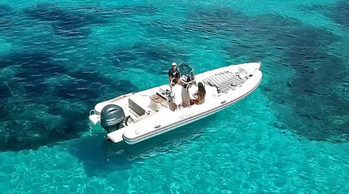 Einen Tag lang Palau entdecken: Pure Entspannung am italienischen Blau