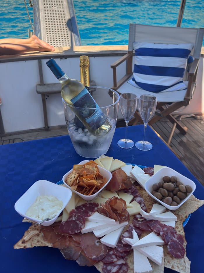 Intera Giornata in barca con aperitivo Tipico Sardo