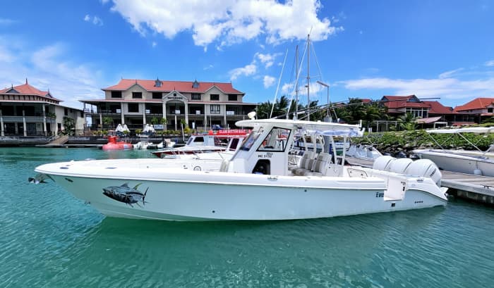 Your day in Victoria: Rent a motorboat for 9h of discovery