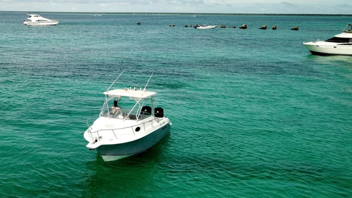 Geniet van 7,5 uur op een motorboot om Bayahibe te verkennen.