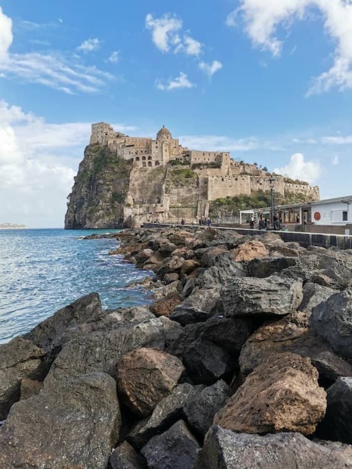 Eine komplette Ischia-Rundreise mit der Yacht: die Insel vom Meer aus an einem Tag