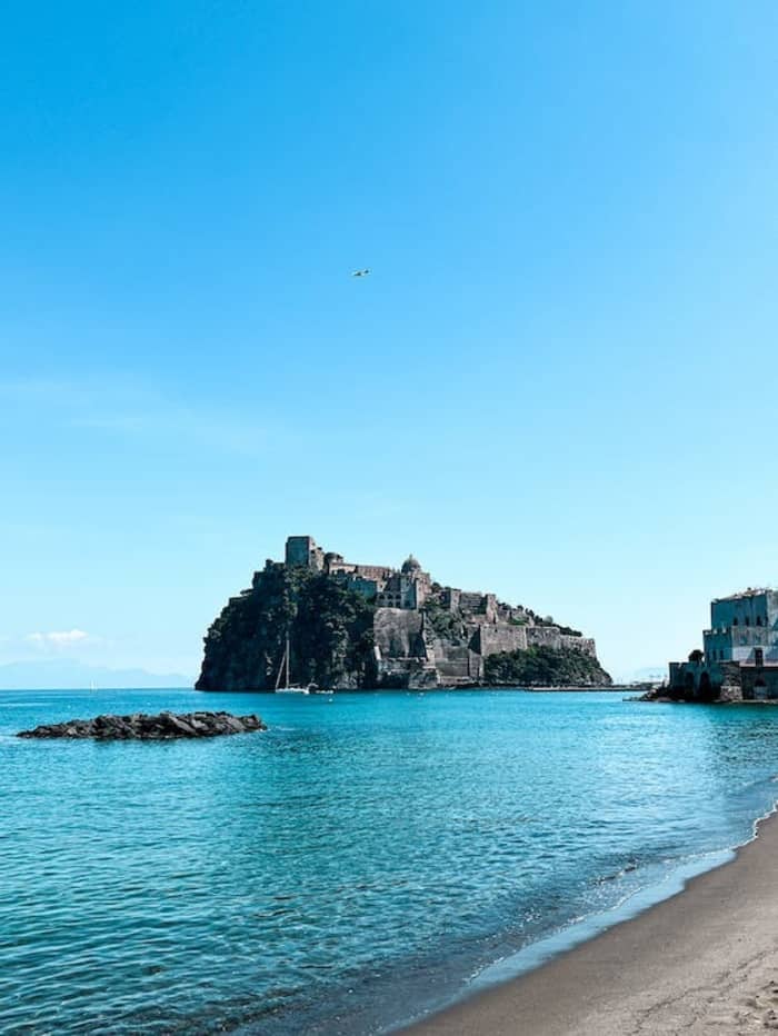 Eine komplette Ischia-Rundreise mit der Yacht: die Insel vom Meer aus an einem Tag