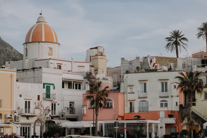 Eine komplette Ischia-Rundreise mit der Yacht: die Insel vom Meer aus an einem Tag