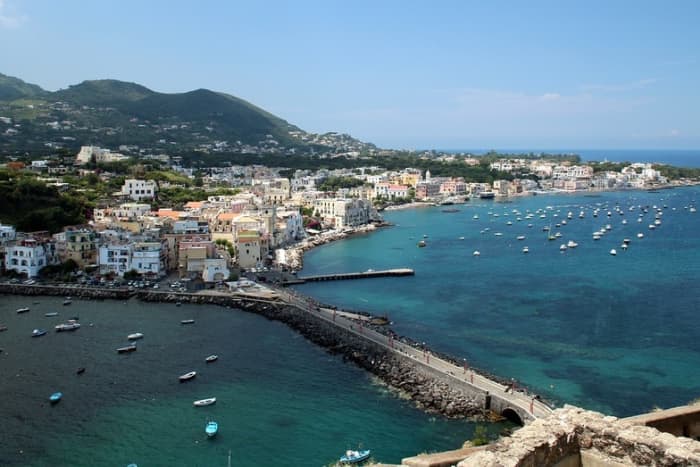 Eine komplette Ischia-Rundreise mit der Yacht: die Insel vom Meer aus an einem Tag