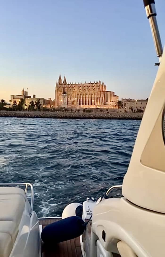4 uur durend verjaardagsfeest op een jacht – Champagne, taart en de lagunes van Mallorca