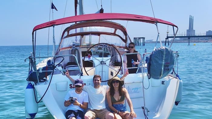 Ontbijt op zee met uitzicht op Barcelona - Begin de dag zeilend