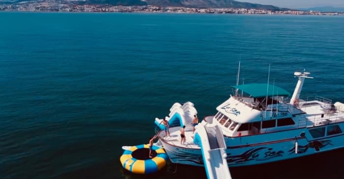 Passeio de barco com tobogãs gigantes, mergulho com snorkel, atividades e almoço.