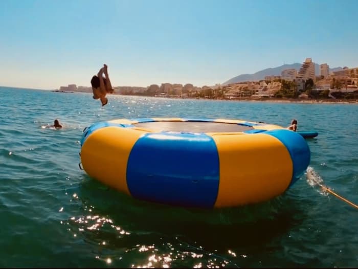 Passeio de barco com tobogãs gigantes, mergulho com snorkel, atividades e almoço.