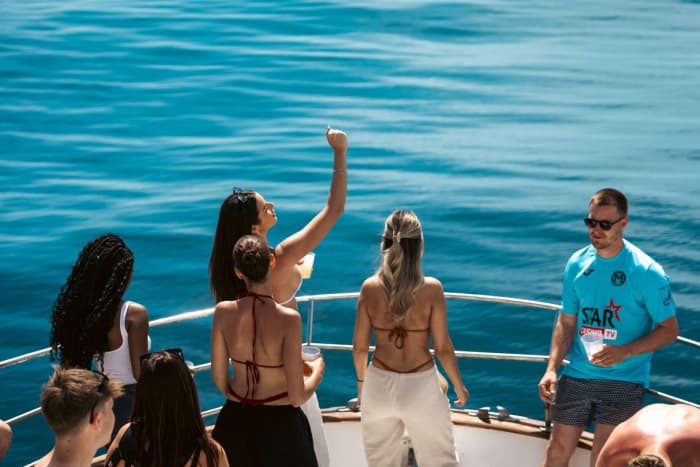 Boottocht met XXL-glijbanen, snorkelen, activiteiten, lunch en ophaalservice.