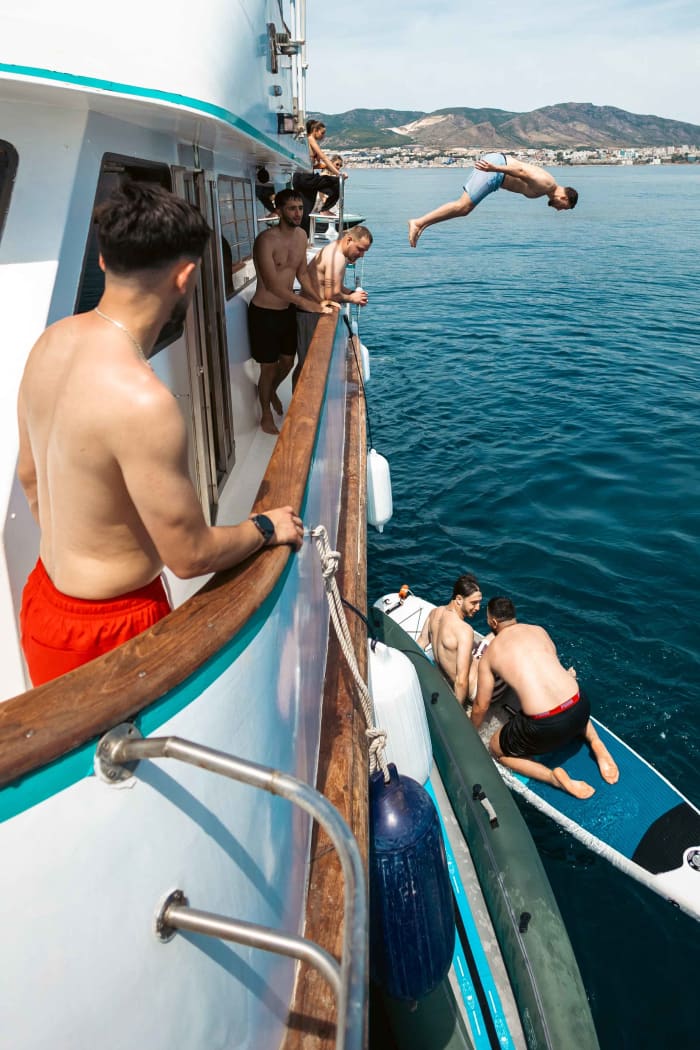 Boottocht met XXL-glijbanen, snorkelen, activiteiten, lunch en ophaalservice.