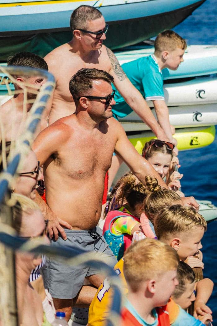 Passeio de barco com tobogãs XXL, mergulho com snorkel, atividades, almoço e traslado.