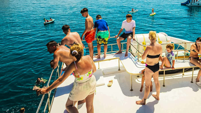 Passeio de barco com tobogãs XXL, mergulho com snorkel, atividades, almoço e traslado.