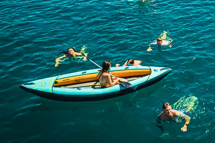 Passeio de barco com tobogãs XXL, mergulho com snorkel, atividades, almoço e traslado.
