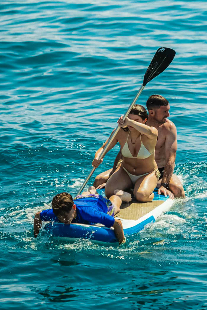 Passeio de barco com tobogãs XXL, mergulho com snorkel, atividades, almoço e traslado.