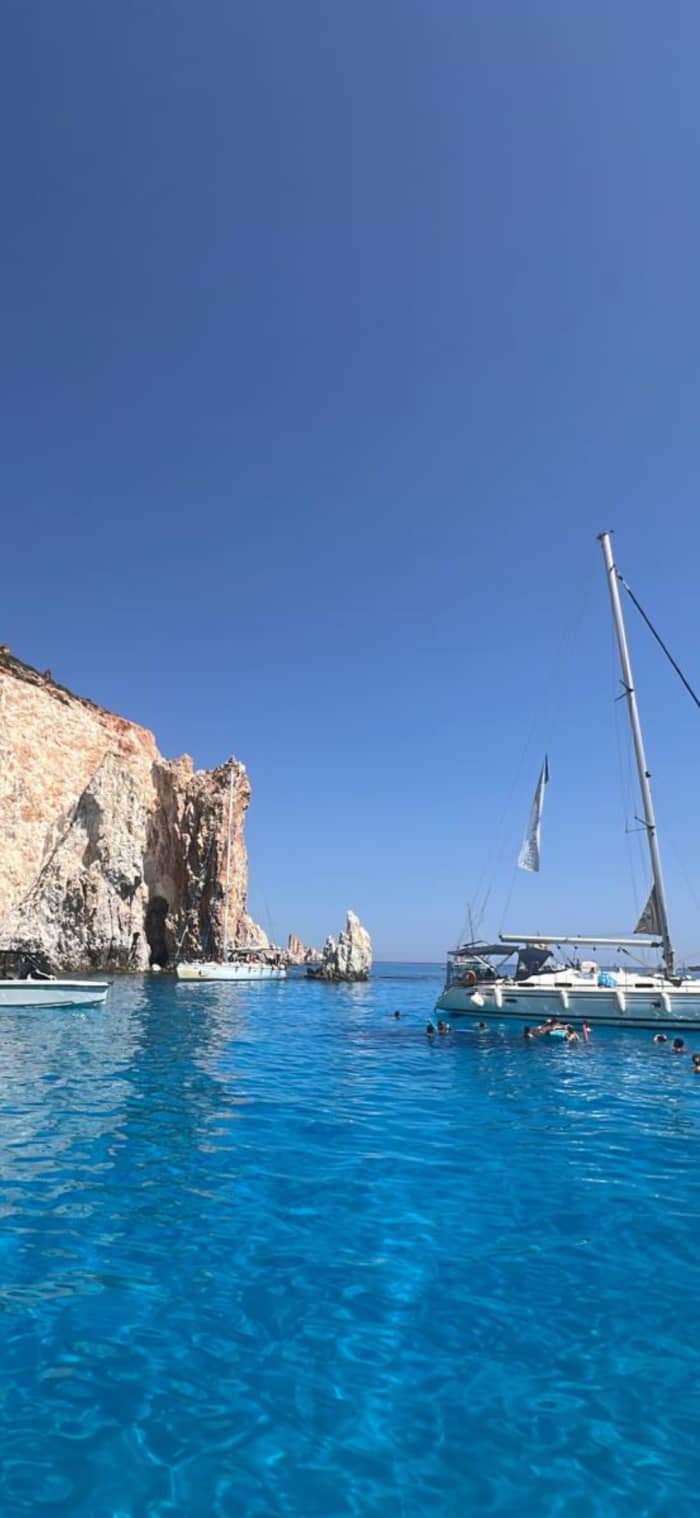 Odyssée au sud de Naxos, à Koufonisia et dans la grotte de Rina – Expérience en yacht privé