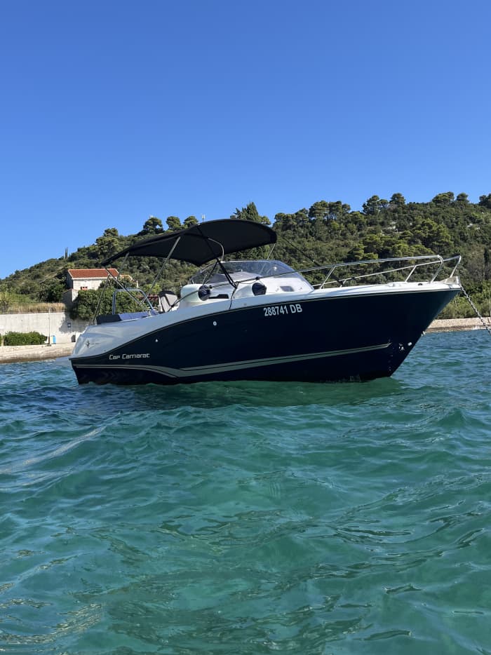 Descubre las costas de Dubrovnik: una excursión de un día completo a bordo de una lancha motora.