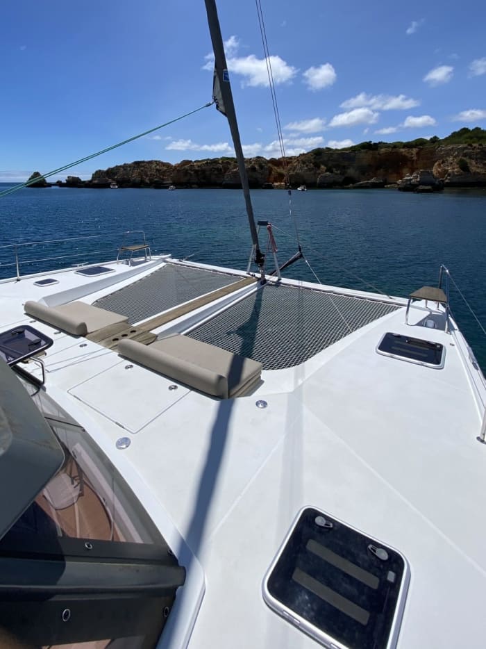 Crociera in catamarano di un'intera giornata lungo la costa di Cascais