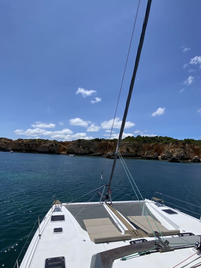 Crociera in catamarano di un'intera giornata lungo la costa di Cascais