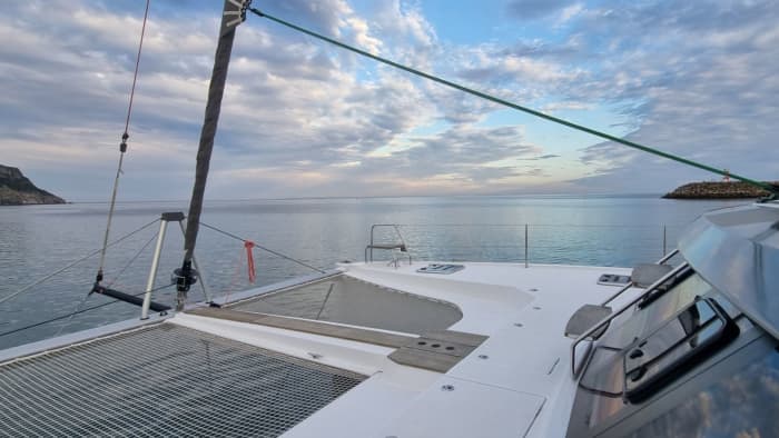 Crociera in catamarano di un'intera giornata lungo la costa di Cascais