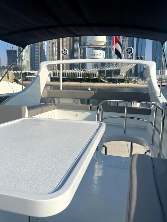 Sofisticación en alta mar: Descubra Dubai Marina a bordo de un yate de lujo.