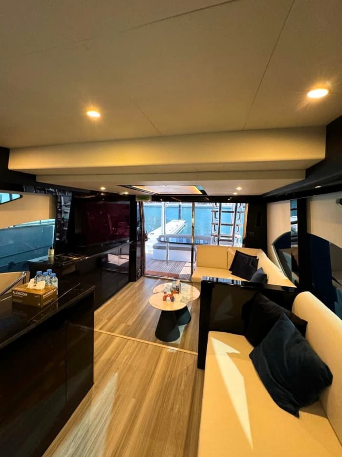 Sofisticación en alta mar: Descubra Dubai Marina a bordo de un yate de lujo.