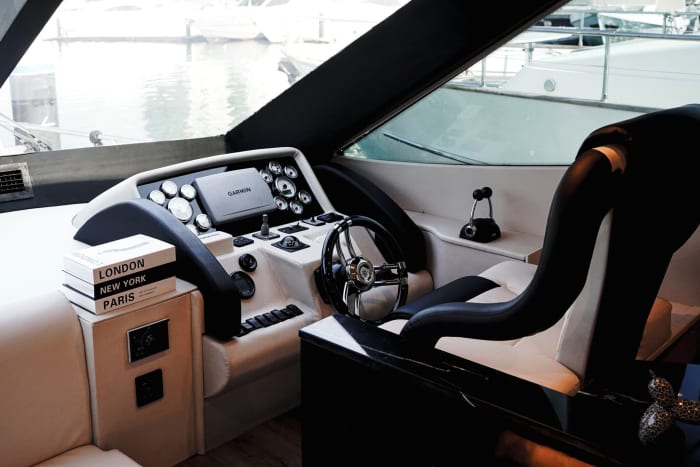Sofisticación en alta mar: Descubra Dubai Marina a bordo de un yate de lujo.