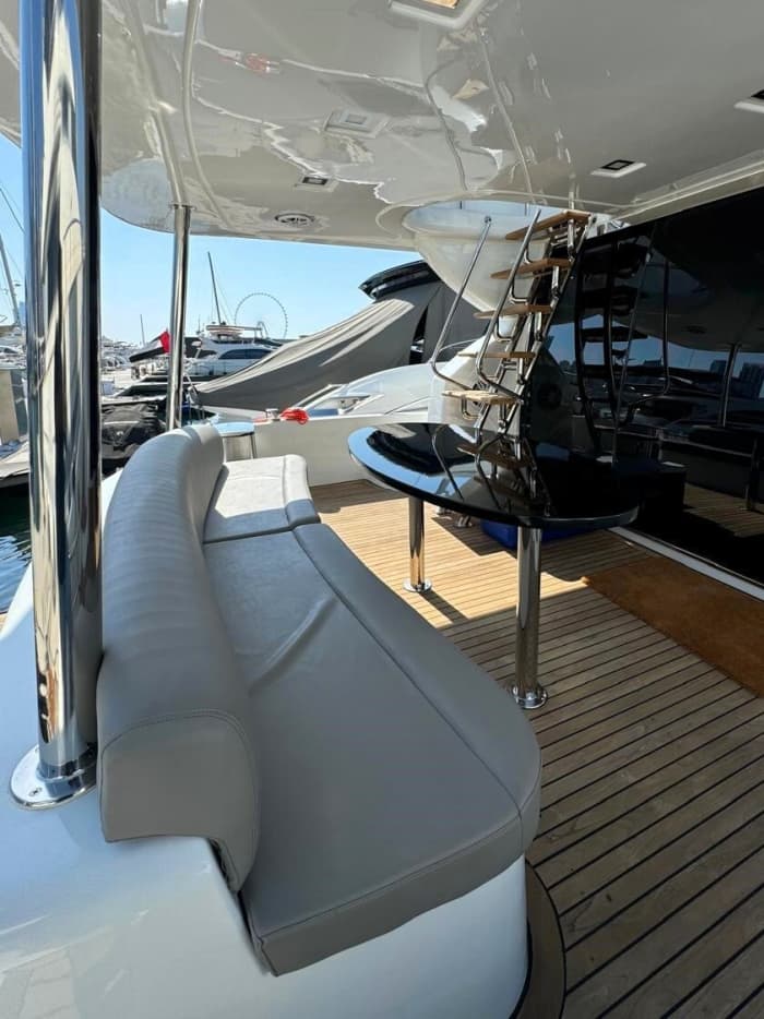 Sofisticación en alta mar: Descubra Dubai Marina a bordo de un yate de lujo.