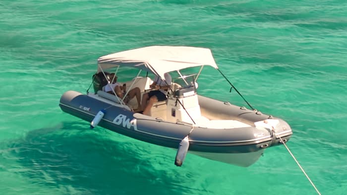 Excursión en bote desde Cagliari a Villasimius, entre calas y mar cristalino.