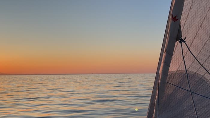 Segeln bei Sonnenuntergang
